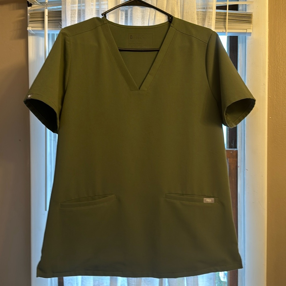 Figs scrub top